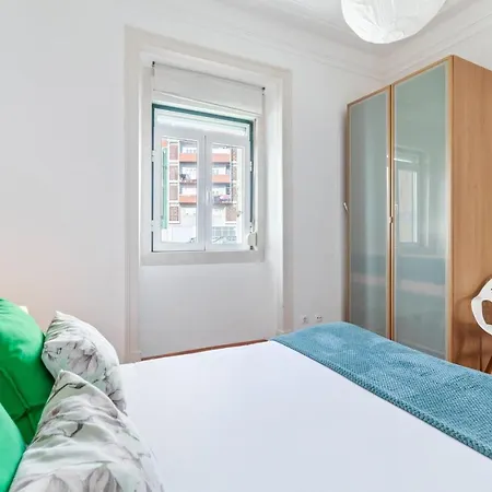 Beautiful Three Bedroom Duplex Flat In דירה *
