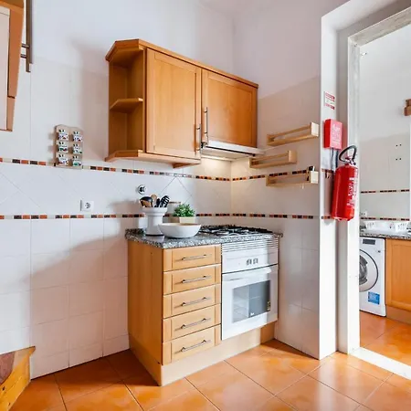 Beautiful Three Bedroom Duplex Flat In * Лиссабон