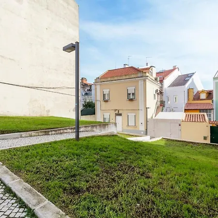 Beautiful Three Bedroom Duplex Flat In شقة *