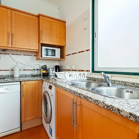 Beautiful Three Bedroom Duplex Flat In דירה ליסבון